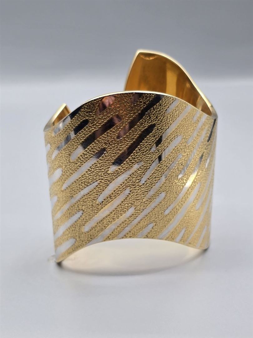 دستبند بازویی